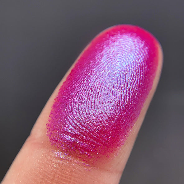 Amulet macro finger swatch.