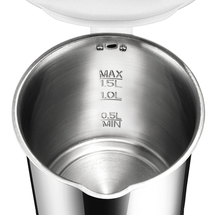Nahaufnahme des Edelstahlinneren des Wasserkochers Unold Blitzkocher Edel 1,5 L mit Wasserstandsmarkierungen für mindestens 0,5 L, 1,0 L und maximal 1,5 L; Deckel oben teilweise sichtbar.
