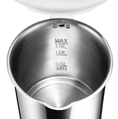 Nahaufnahme des Edelstahlinneren des Wasserkochers Unold Blitzkocher Edel 1,5 L mit Wasserstandsmarkierungen für mindestens 0,5 L, 1,0 L und maximal 1,5 L; Deckel oben teilweise sichtbar.