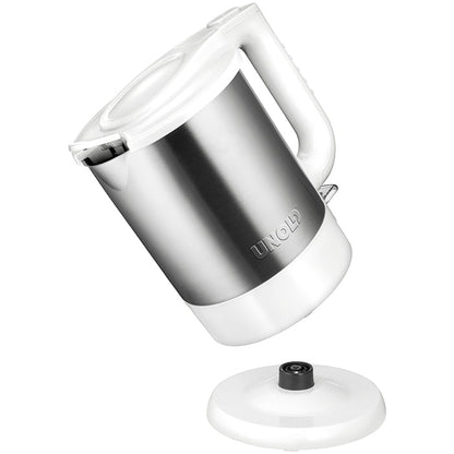 Der Wasserkocher Unold Blitzkocher Edition 1,5 L in Edelstahl und Weiß wird schräg über seinem runden weißen Sockel mit einem zentralen schwarzen Knopf abgebildet.