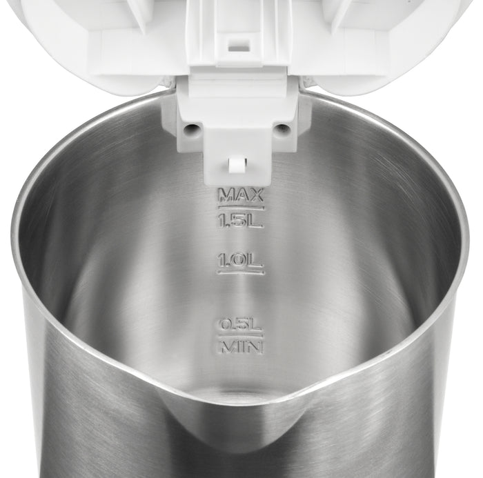 Offene Ansicht des Edelstahl-Wasserkochers Unold Blitzkocher Edition 1,5 L mit innenliegenden Messmarkierungen bei 0,5L (min), 1,0L und 1,5L (max); der weiße Deckel ist oben teilweise sichtbar.