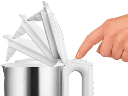 Eine Hand drückt den Knopf am Griff des Unold Blitzkocher Edition 1,5 L Edelstahl-Wasserkochers und öffnet so schrittweise den Deckel. Der Hintergrund ist weiß.