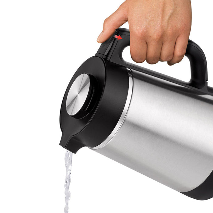 Eine Hand kippt den Unold Blitzkocher Thermo 1,5 L und gießt Wasser aus dem Ausguss. Die Edelstahl-Thermoskanne hat einen schwarzen Griff und Deckel, oben einen großen silbernen Knopf.