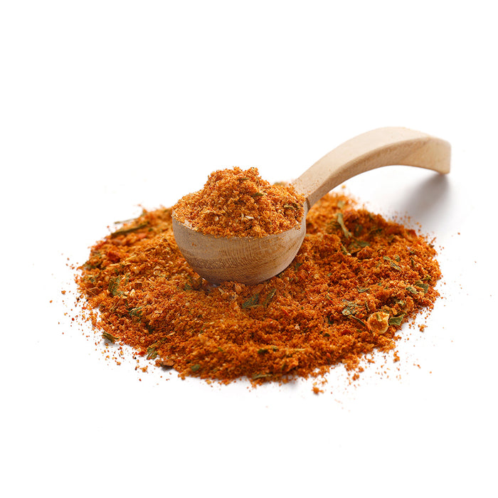 Chakalaka Gewürz von Ankerkraut als Häufchen auf einem Gewürzlöffel.
