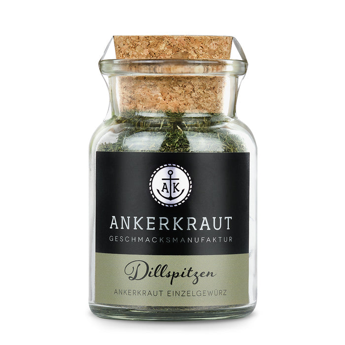Dillspitzen von Ankerkraut im Korkenglas auf weißem Hintergrund.
