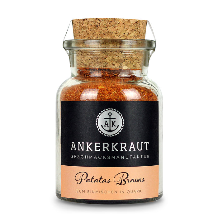 Patatas Bravas von Ankerkraut im Korkenglas auf weißem Hintergrund.