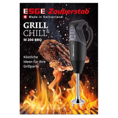 Ein Unold ESGE-Zauberstab® M 200 BBQ Stabmixer wird vor einem flammend gegrillten Steak gezeigt. Der Text hebt hervor: Hergestellt in der Schweiz. Köstliche Ideen für Ihre Grillparty – perfekt für Ihr nächstes BBQ!.