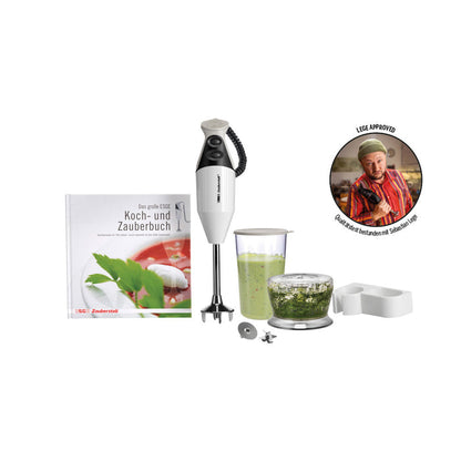 Das Unold ESGE-Zauberstab® M160 G Gourmet-Set enthält einen Stabmixer mit Aufsätzen, einen Mixbecher mit grüner Flüssigkeit, eine Zerkleinerungsschüssel mit Kräutern, eine Klinge, einen Eisbehälter, ein Rezeptbuch und eine kochgeprüfte Kreisplakette.