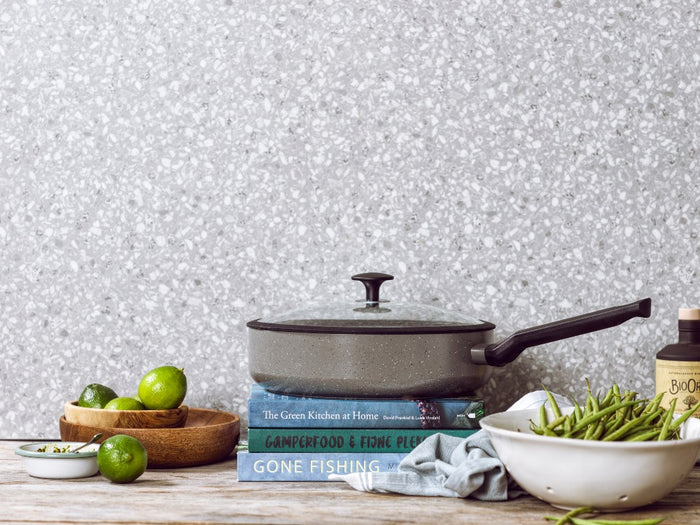 Granite hapjespan 28 cm zwart op keukenblad