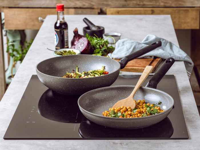 Granite wokpan 28 cm zwart op keukenplaat