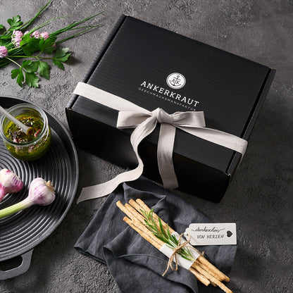 Geschlossene Geschenkbox mit Schleife
