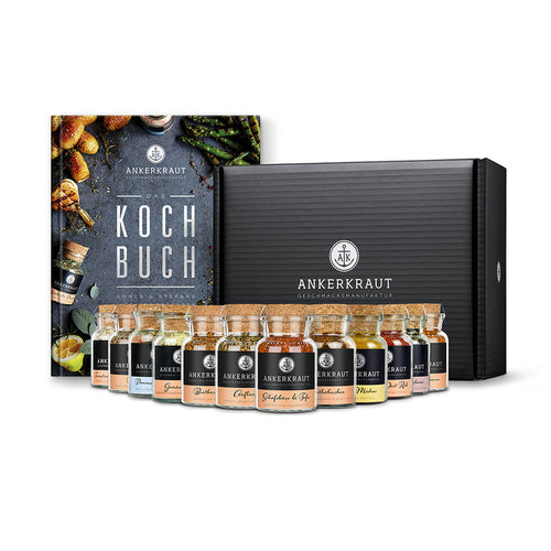 Korkengläser des Kochbuch Sets nebeneinander vor dem Kochbuch.