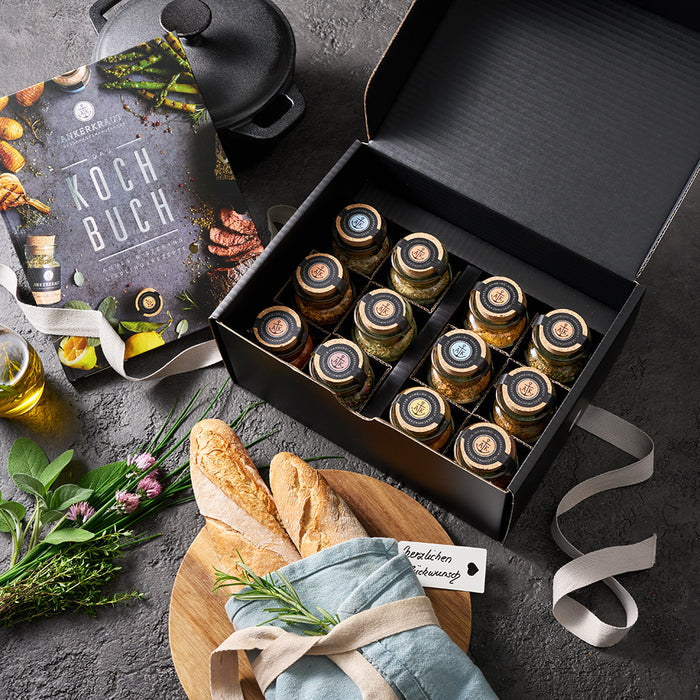 Offene Geschenkbox mit Deko
