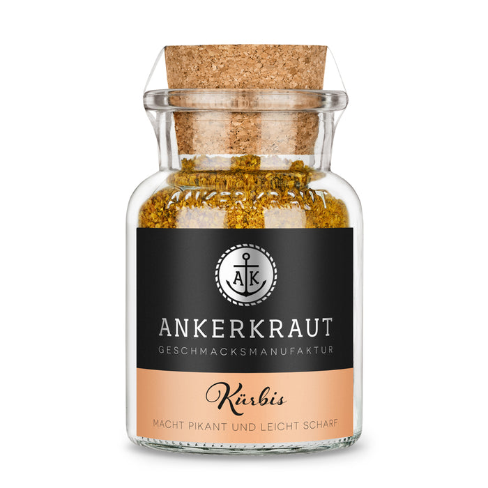 Kürbis Gewürz von Ankerkraut im Korkenglas auf weißem Hintergrund.