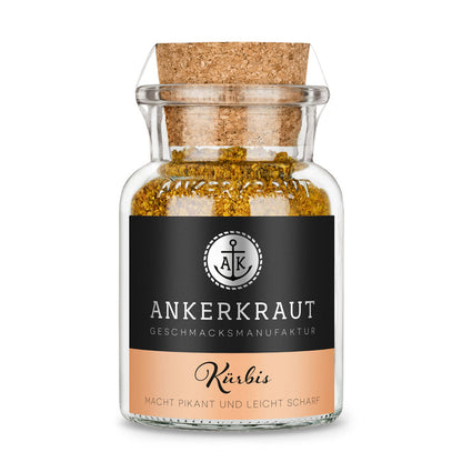 Kürbis Gewürz von Ankerkraut im Korkenglas auf weißem Hintergrund.