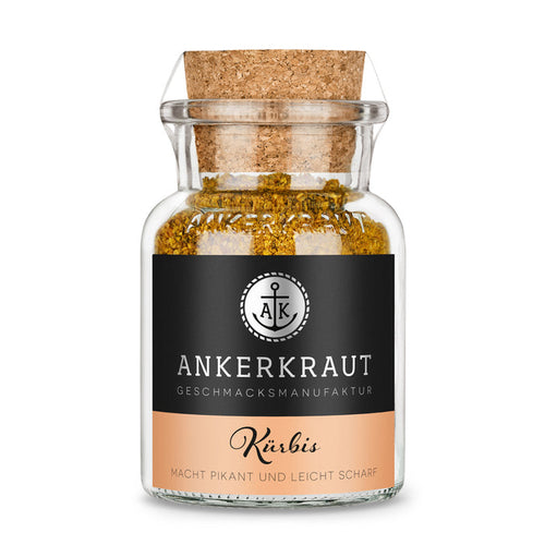Kürbis Gewürz von Ankerkraut im Korkenglas auf weißem Hintergrund.