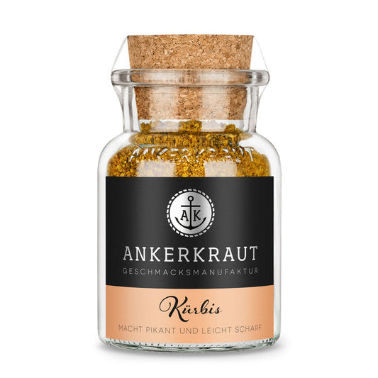 Kürbis Gewürz von Ankerkraut im Korkenglas auf weißem Hintergrund.