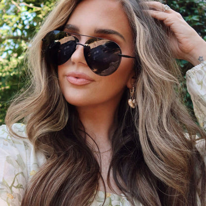 UGC - lifestyle - lea sims wearing black aviators outside