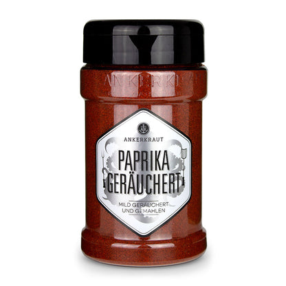 Ankerkraut Geräuchertes Paprikapulver im Gewürzstreuer vor weißem Hintergrund.
