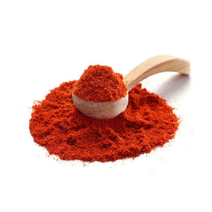Paprika Rosenscharf von Ankerkraut als Häufchen auf einem Gewürzlöffel.