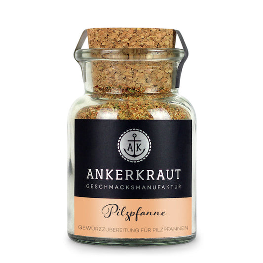 Pilzgewürz von Ankerkraut im Korkenglas auf weißem Hintergrund.