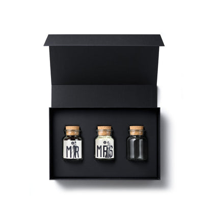 Premium Hochzeit Geschenk-Box aus schwarzem Karton mit geöffnetem Deckel und Blick auf den Inhalt.