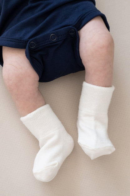 Newborn wearing Bamboo Kyte Baby Quarter Socks in White
