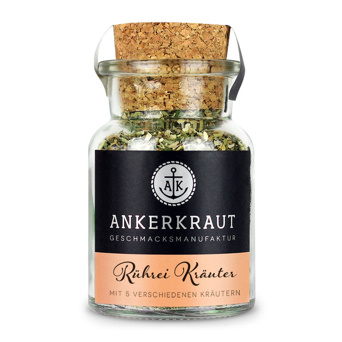Rührei mit Kräutern von Ankerkraut im Korkenglas auf weißem Hintergrund.