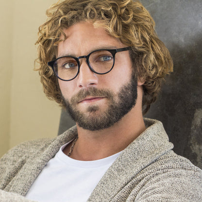 lifestyle - Sawyer black and blue light technology on male model