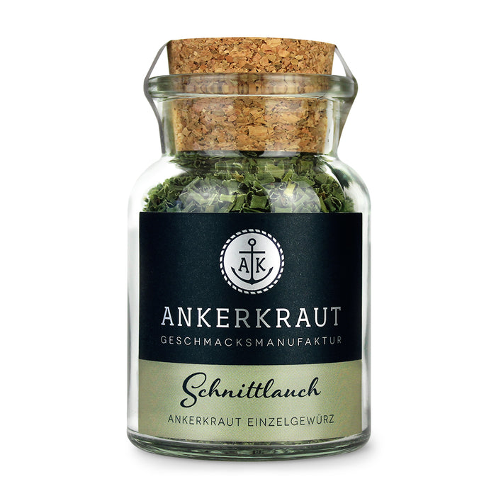 Schnittlauch getrocknet von Ankerkraut im Korkenglas auf weißem Hintergrund.