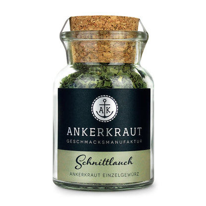 Schnittlauch getrocknet von Ankerkraut im Korkenglas auf weißem Hintergrund.