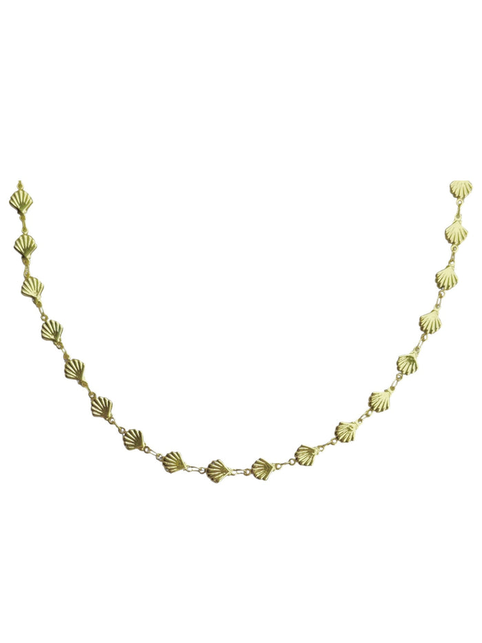 Trendy gold plated Short shell chain necklace for layering jewellery stacks