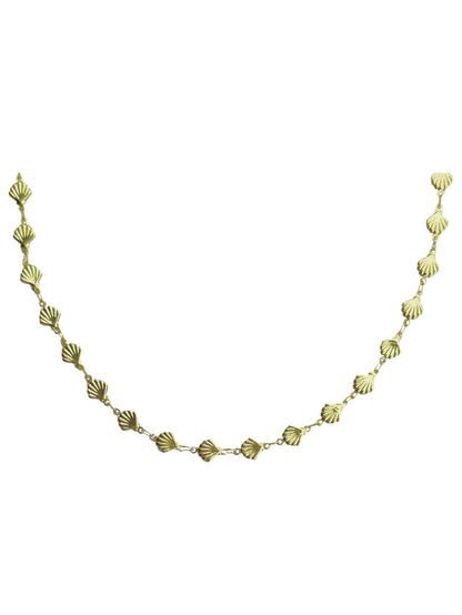 Trendy gold plated Short shell chain necklace for layering jewellery stacks