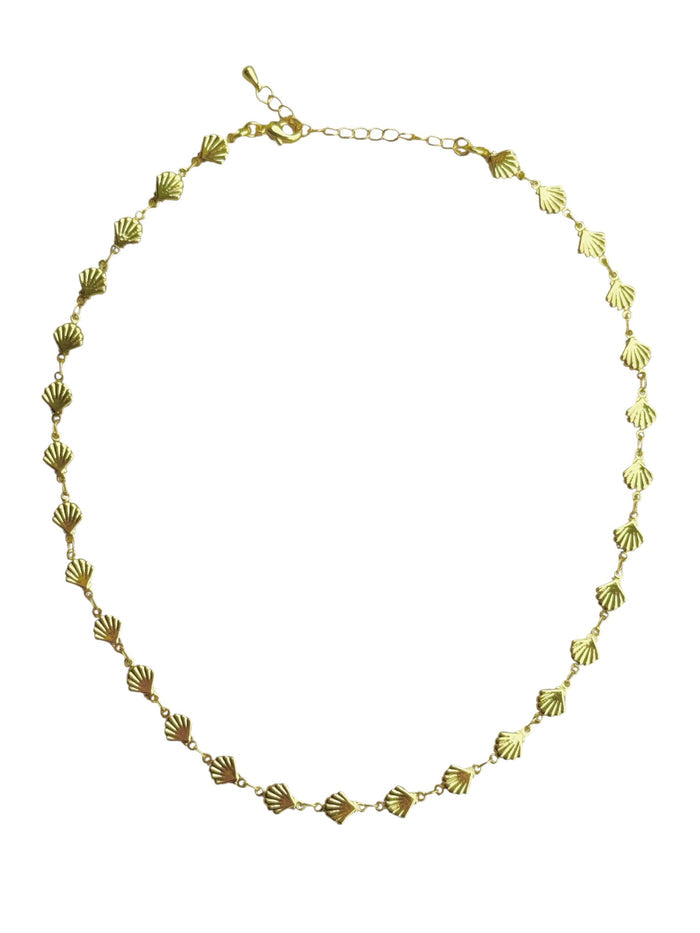 Trendy gold plated Short shell chain necklace for layering jewellery stacks