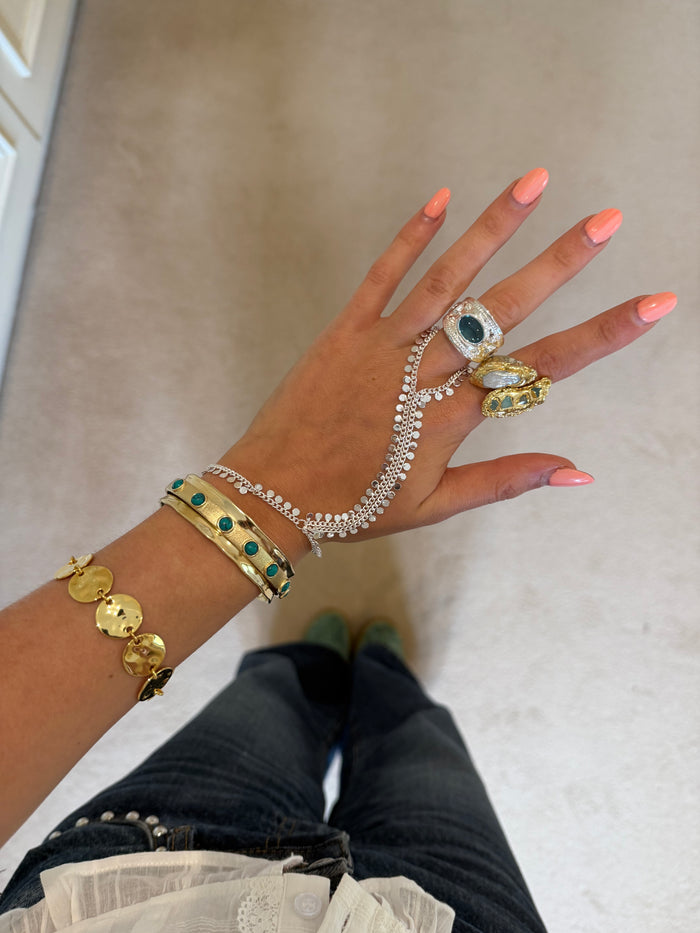 Trendy gold jewellery with chunky gold statement pieces
