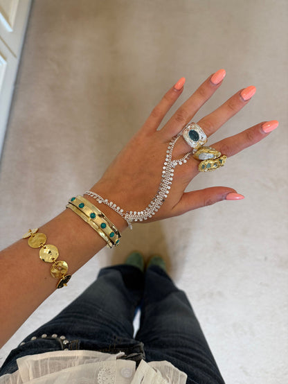 Trendy gold jewellery with chunky gold statement pieces