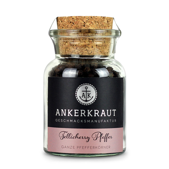 Tellicherry Pfeffer von Ankerkraut im Korkenglas auf weißem Hintergrund.