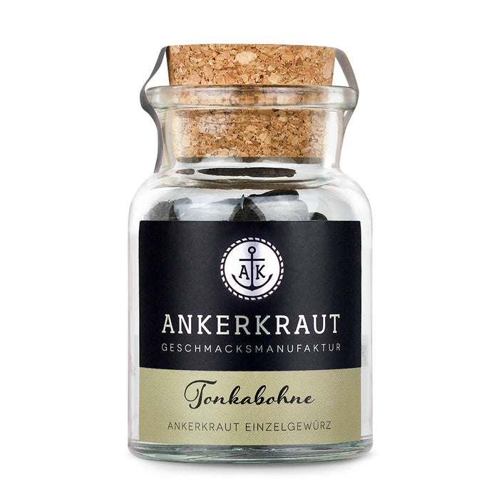 Tonkabohnen von Ankerkraut im Korkenglas auf weißem Hintergrund.