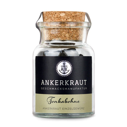 Tonkabohnen von Ankerkraut im Korkenglas auf weißem Hintergrund.