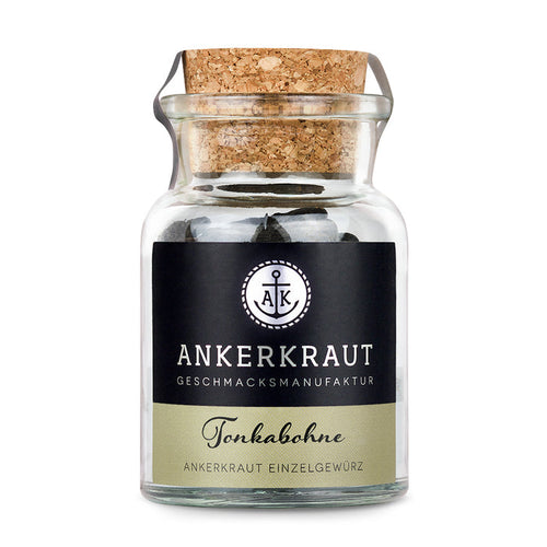Tonkabohnen von Ankerkraut im Korkenglas auf weißem Hintergrund.